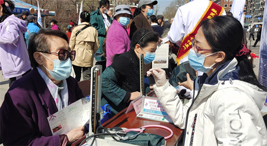 沈阳市举行世界卫生日活动 14家医疗机构在南湖公园义诊_fororder_图片6