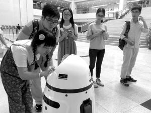 成都高校图书馆首台机器人上岗 有性格会“生气”