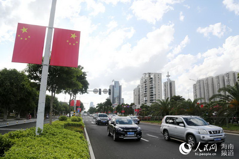 海口迎国庆&#160;街头悬挂红旗添喜庆气氛(组图)
