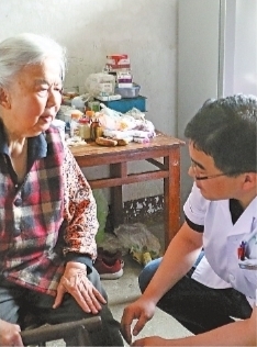 空巢老人骨折后求助社区 医院专家上门接她入院救治
