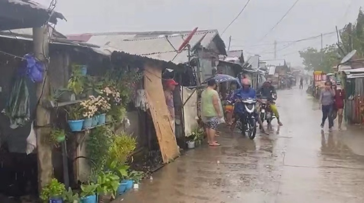 受台风“舒力基”影响 菲律宾近7万人提前撤离