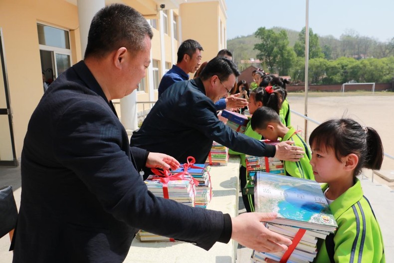 丹东市虎山长城学校举行“小手拉大手”爱心公益图书馆捐赠仪式