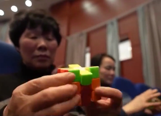 元教師の65歳女性　ルービックキューブの達人に_fororder_捕获.PNG