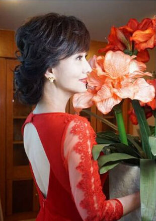 Zhao Yazhi bare back red dress and flowers online photo: people than spend Jiao