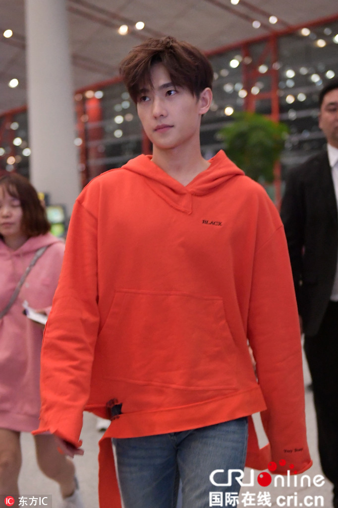 杨洋揉眼睛抿嘴卖萌 橘色卫衣靓丽抢眼众迷妹