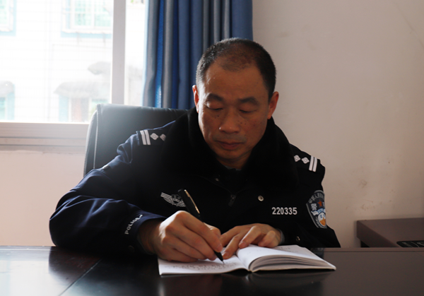 【OK】【重庆】【周利宏已审】重庆巫山县:上阵父子兵 并肩战疫情