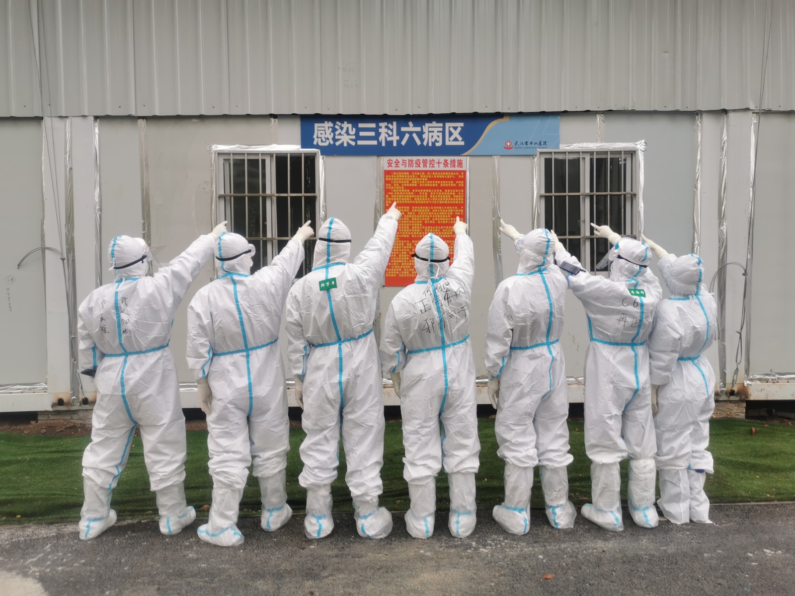 「人民日报」【图集】送走最后的患者，他们坐在走廊睡着了