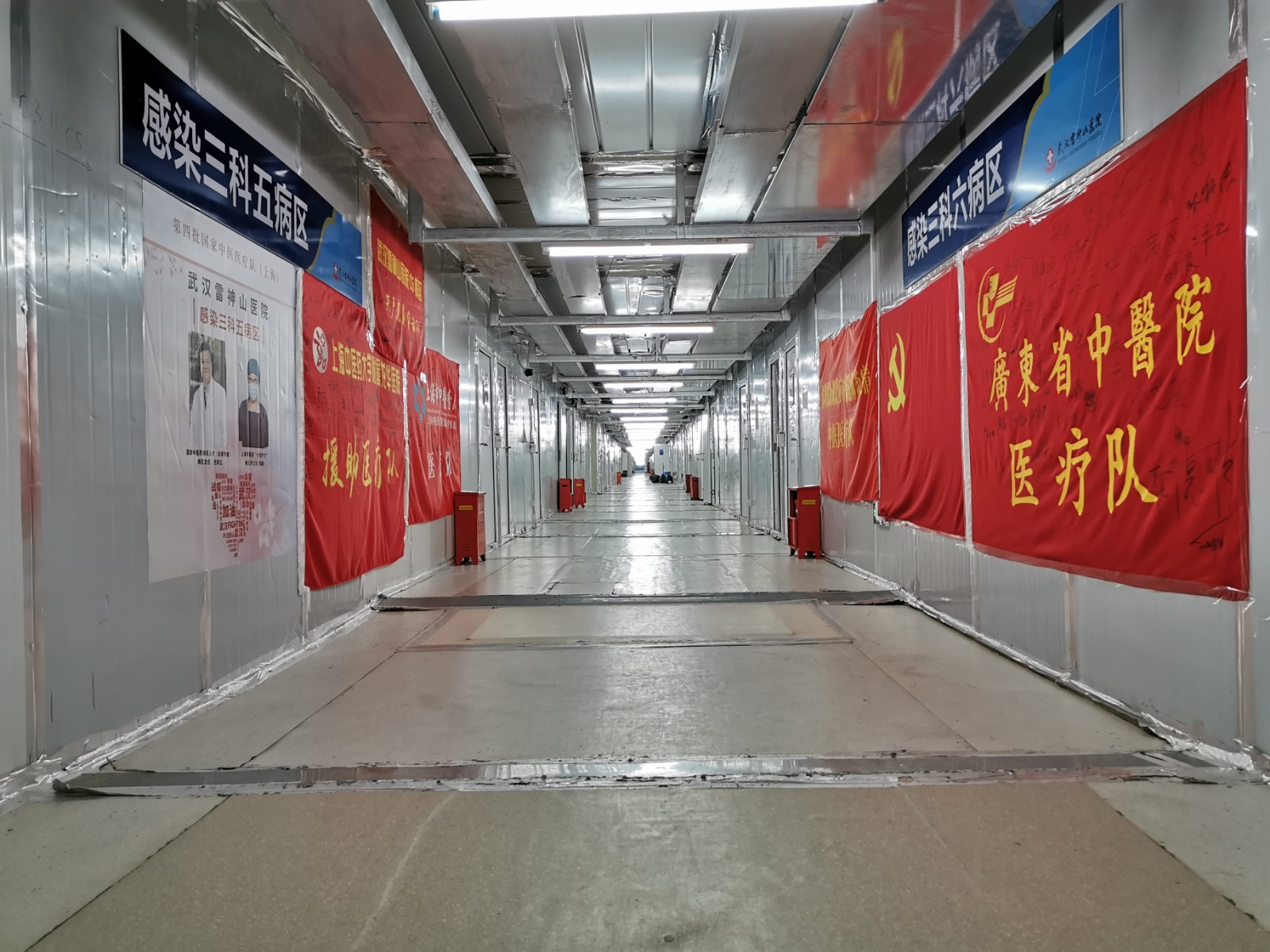 「人民日报」【图集】送走最后的患者，他们坐在走廊睡着了