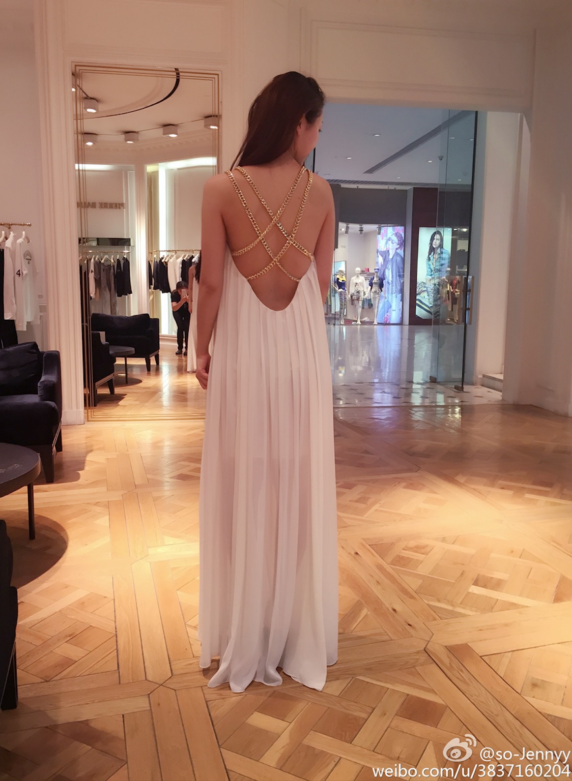 嫩模为稀哲甜蜜庆生 露背婚纱写真惊艳