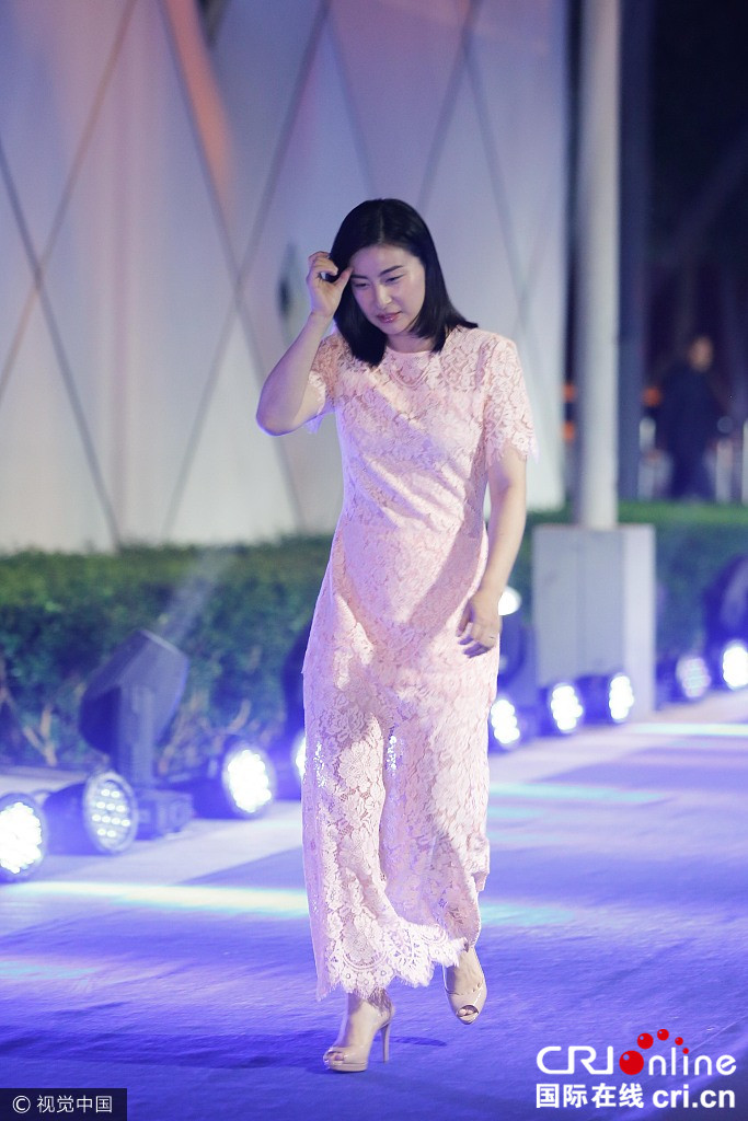 郭晶晶二胎后变圆润 穿粉裙与42岁梅婷同框差距大