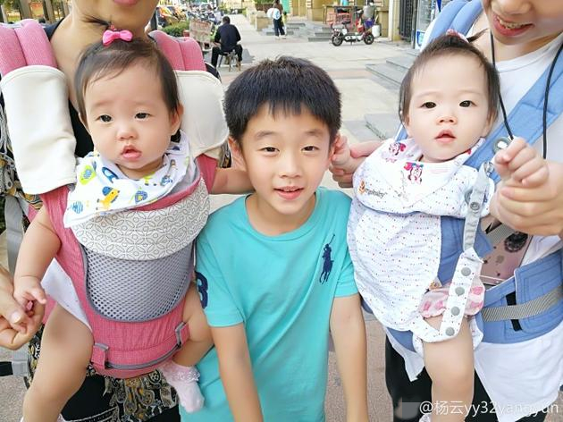 复制粘贴？杨阳洋和双胞胎妹妹眉眼相似呆萌可爱