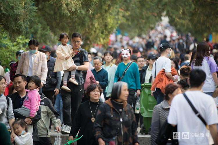济南千佛山庙会开幕,爬山赏花吃美食一样也不耽误