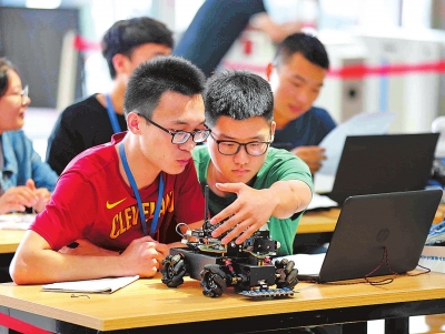 【科教-文字列表】看机器人大比拼！第六届河南省大学生机器人竞赛举行
