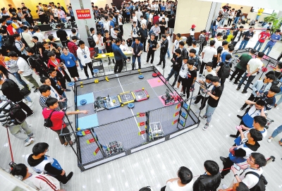 【科教-文字列表】看机器人大比拼！第六届河南省大学生机器人竞赛举行