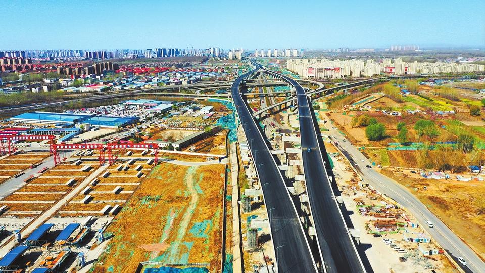 【焦点图-大图】【移动端-轮播图】郑州大河路快速化工程正在进行路面铺设施工