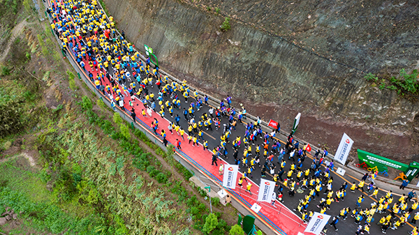 自贡半程马拉松4800人激情开跑 助推大安区创成天府旅游名县_fororder_5比赛现场(摄影-廖志全)