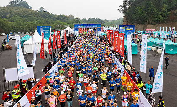 自贡马拉松4800人激情开跑助推大安区创成天府旅游名县