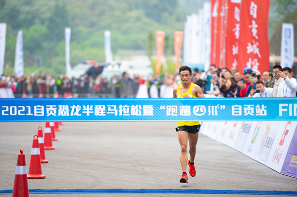自贡半程马拉松4800人激情开跑 助推大安区创成天府旅游名县_fororder_6选手王孝成奋力冲过终点(摄影-廖志全)