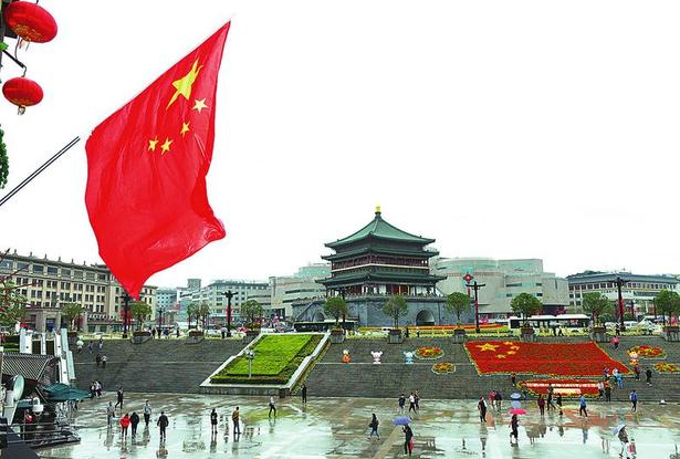 9月26日,市民,游客徜徉在西安市钟鼓楼广场,由鲜花组成的巨幅五星红旗