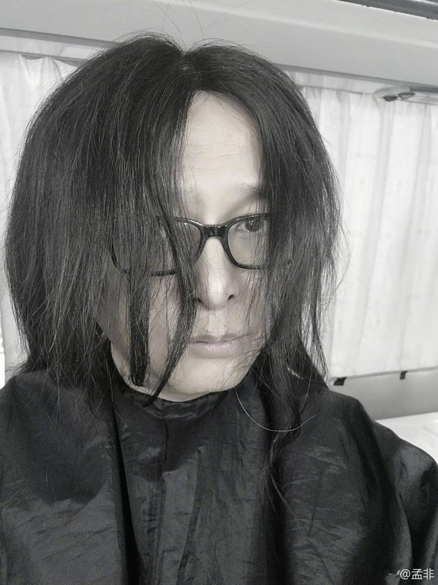 孟非晒长发造型画风清奇 网友：乍一看还以为是黄磊