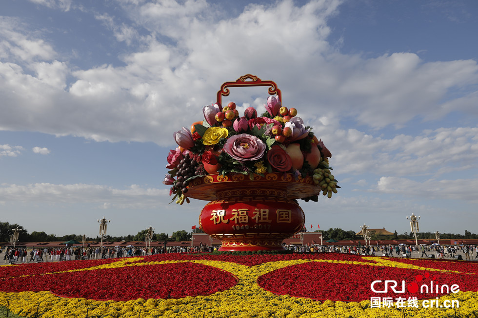 天安门广场国庆主题花篮正式亮相(组图)
