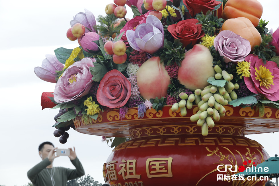 从2011年开始,"祝福祖国"巨型花篮就一直作为广场中心花坛,在国庆节