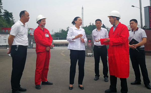 图片默认标题_fororder_王萍(左三）督查森泰页岩气公司安全生产管理情况