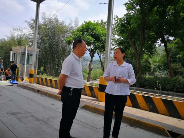 图片默认标题_fororder_王萍（右）在腾达镇水茨村公路超限超载检测站了解了检测站建设运行情况