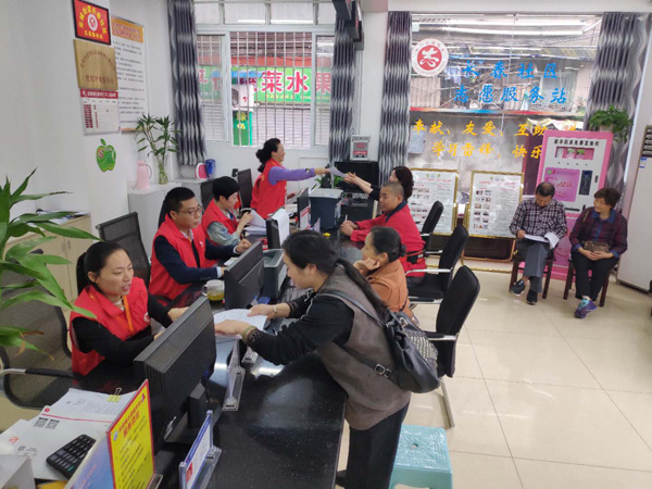 图片默认标题_fororder_长春社区工作人员热情为居民服务（翠屏区全媒体宣传中心供图）