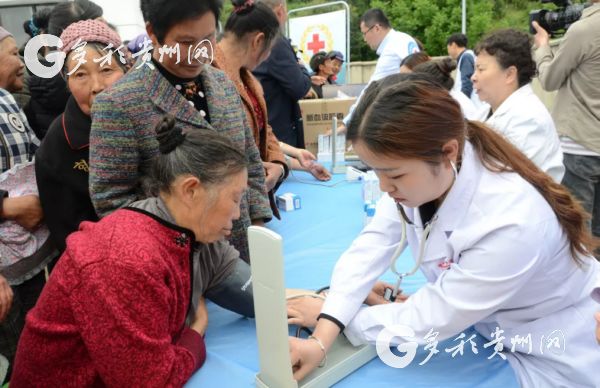 （社会）贵州省红十字会组织开展“参与脱贫攻坚红十字志愿服务进农村”活动