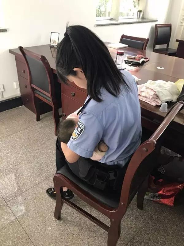 西女法警哺乳被告人婴儿 正受审的母亲感动哭