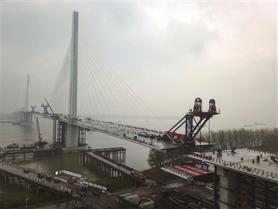 （焦点图）南京长江第五大桥南塔第14对梁段顺利吊装到位