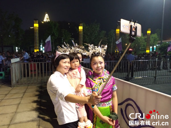 图片默认标题_fororder_市民与演员一起合影-摄影张勇