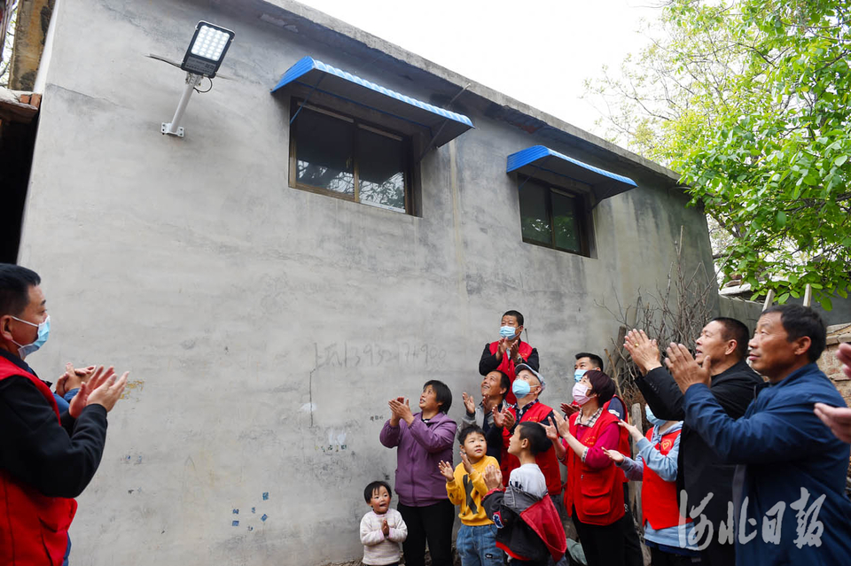 河北赞皇:志愿者为小山村捐赠太阳能路灯