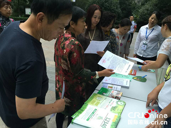 图片默认标题_fororder_群众领取资料。（温江区柳城街道-供图）