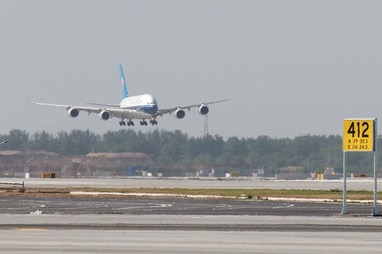 图片默认标题_fororder_即将降落北京大兴机场的南航A380客机（南航 供稿）