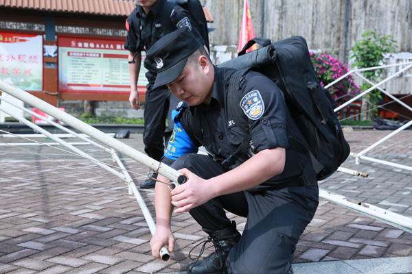 图片默认标题_fororder_特巡警正在搭建帐篷--供图--雅安市石棉县公安局