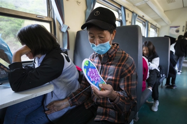 （转载）高铁时代 大凉山铁轨上流淌“慢幸福”