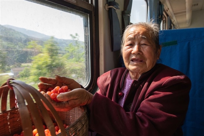 （转载）高铁时代 大凉山铁轨上流淌“慢幸福”