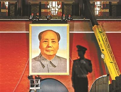 天安门城楼更换毛主席画像 总重量达1.5吨