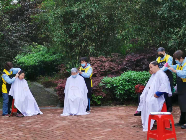武昌区政法委下沉党员服务队为群众办实事