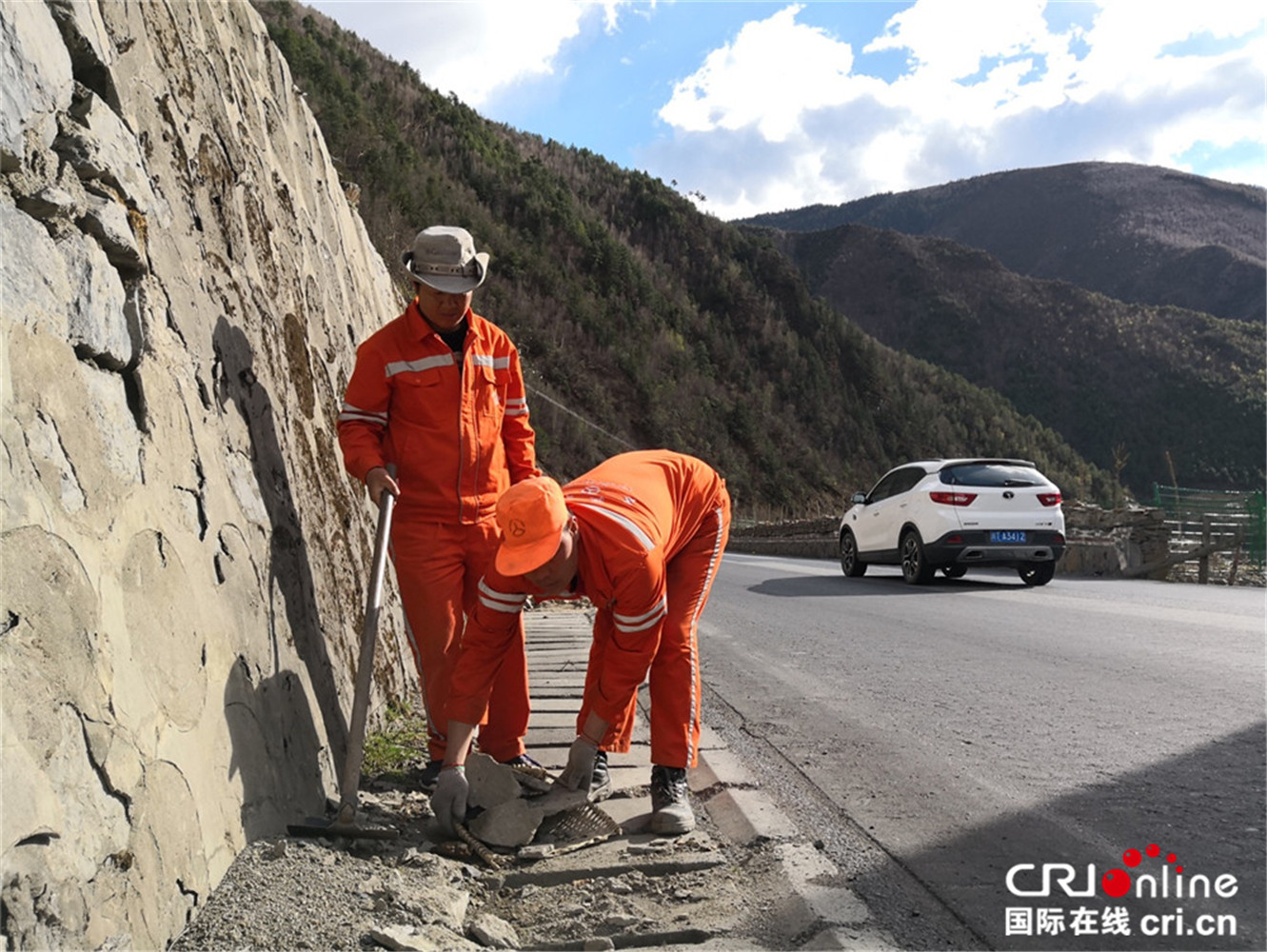 【壮丽70年奋斗新时代】川藏公路上的养路工:以路为业 薪火相传
