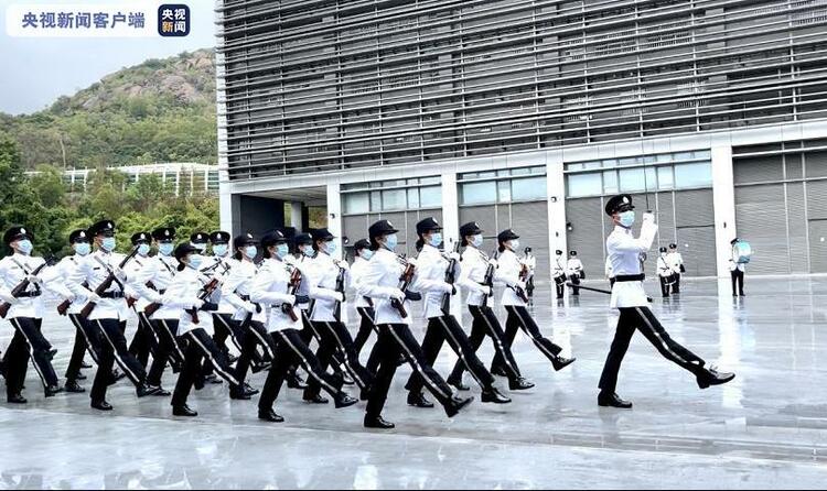 整齐划一! 香港入境处展示中式步操