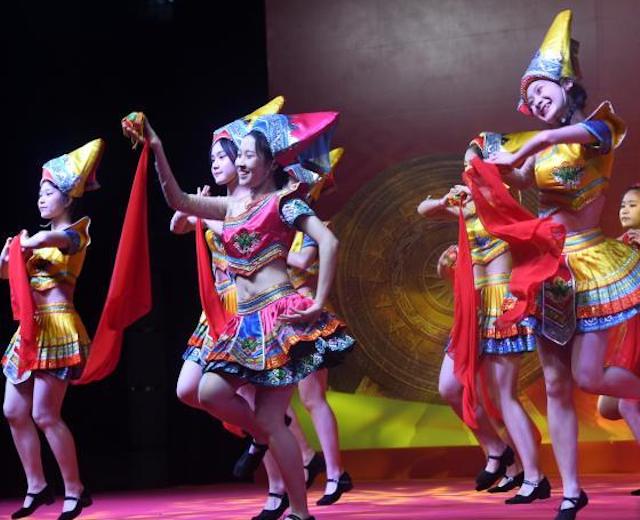 นักเรียนชนกลุ่มน้อยเขตกว่างซีเฉลิมฉลองเทศกาล “วันที่ 3 เดือนที่ 3 ”_fororder_22