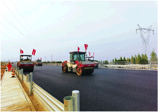 京台高速泰枣段改扩建四标主线沥青路面摊铺完成