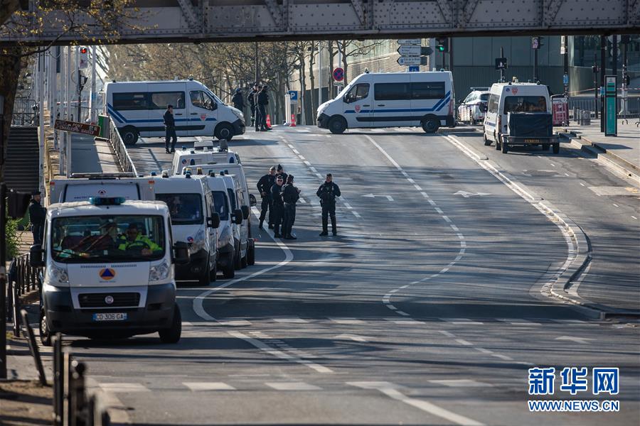 「新华网」巴黎：医疗专列转移新冠肺炎重症患者