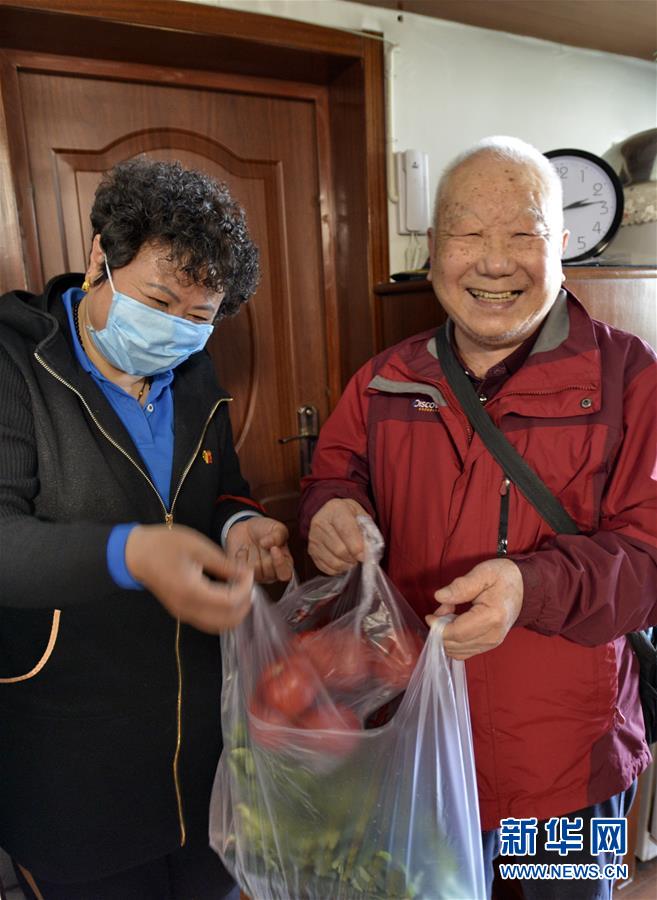 北京：党员志愿者服务社区居民