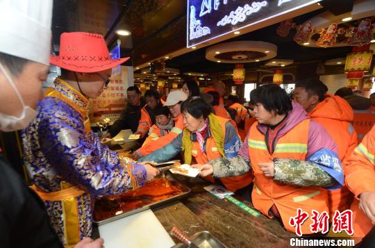 Hebei Xianghe restaurant please more than 200 sanitation workers to eat the same 