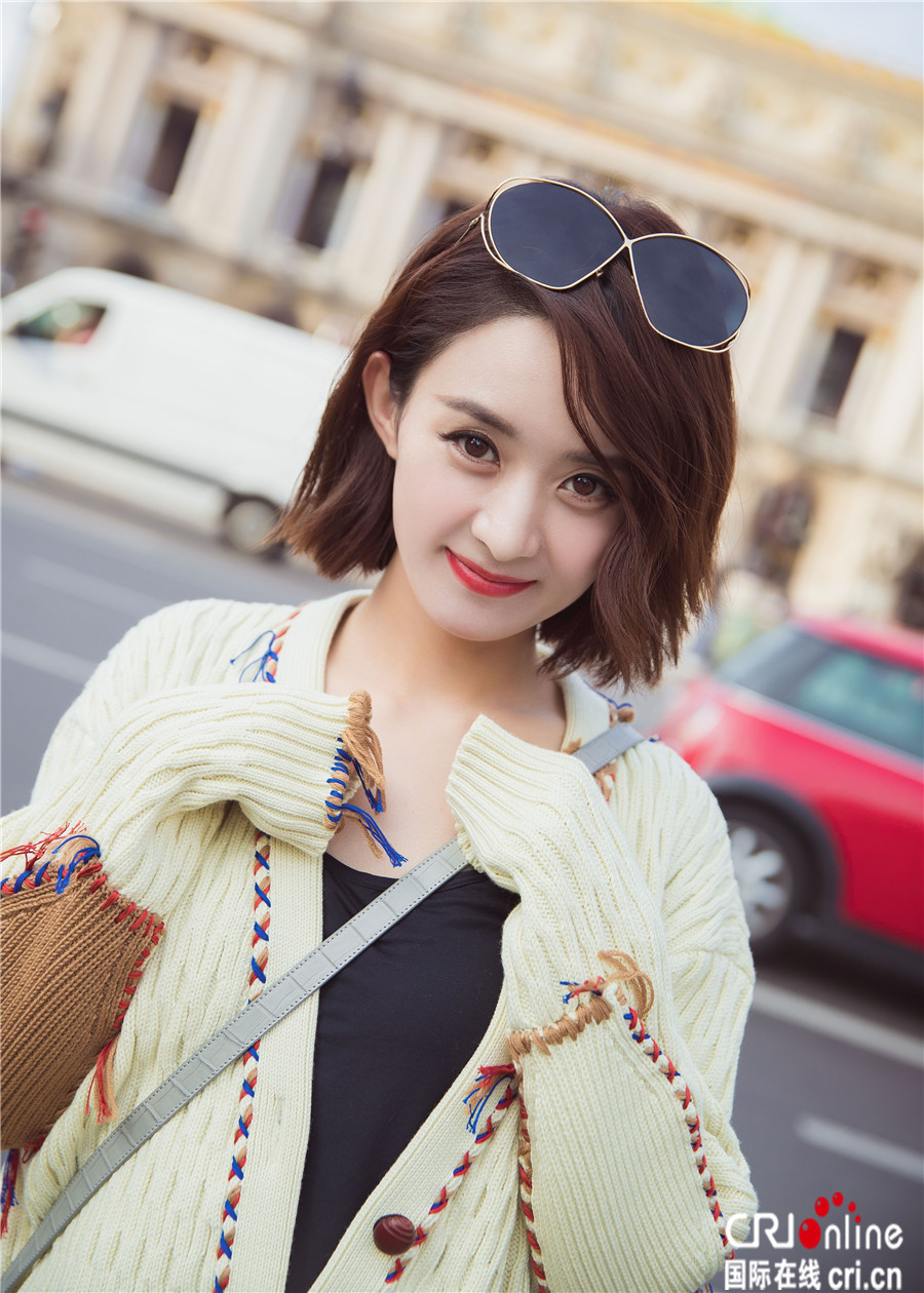 赵丽颖巴黎街头放飞自我 上演最萌游客照 - 国