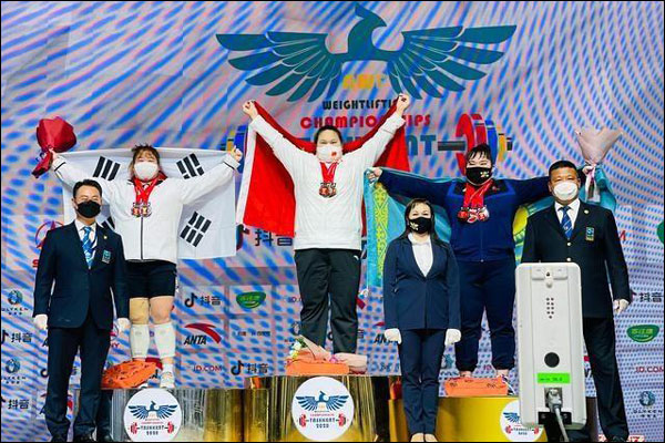 นักกีฬายกน้ำหนักจีนสร้างสถิติโลก 3 รายการ_fororder_20210426jz1